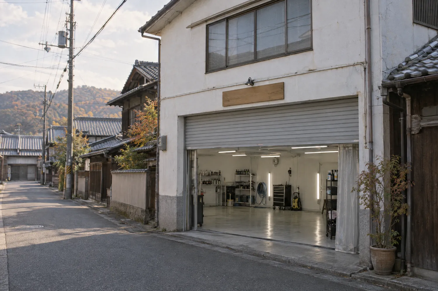 伏見の町工場の通りにある、白い外壁とシャッターの工房